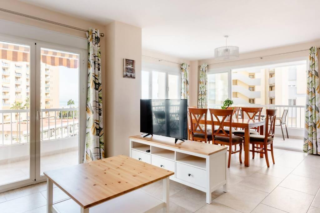 Amplio Con Vistas Al Mar Y Piscina En Benalmadena Apartman Kültér fotó