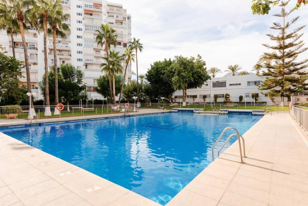 Amplio Con Vistas Al Mar Y Piscina En Benalmadena Apartman Kültér fotó